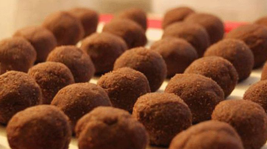 Sadece 10 dakikada hazırlıyor! Tatlı krizine kesin çözüm: Çikolata topları 