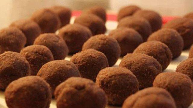 Sadece 10 dakikada hazırlıyor! Tatlı krizine kesin çözüm: Çikolata topları 