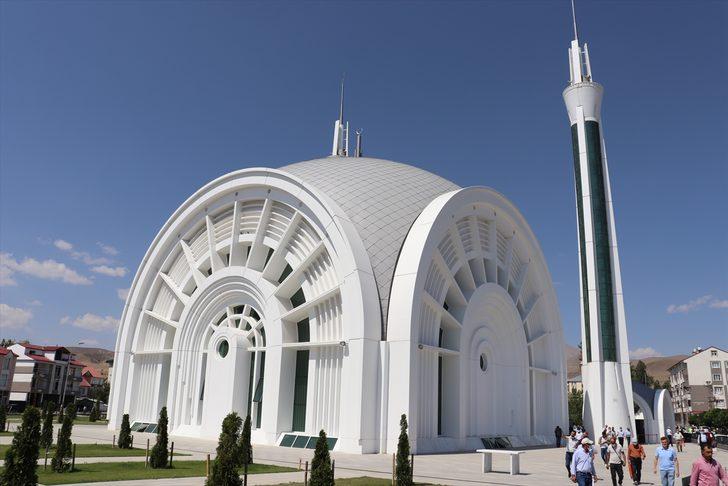 Ağrı'da mimarisiyle ilgi odağı olan cami ibadete açıldı G1
