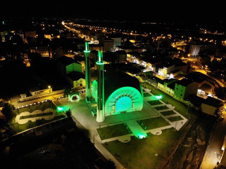 Ağrı'da mimarisiyle ilgi odağı olan cami ibadete açıldı G2