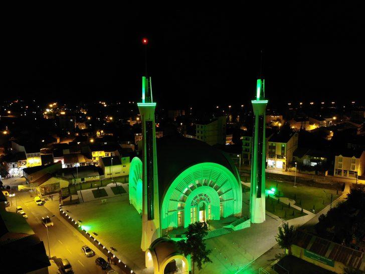 Ağrı'da mimarisiyle ilgi odağı olan cami ibadete açıldı G3