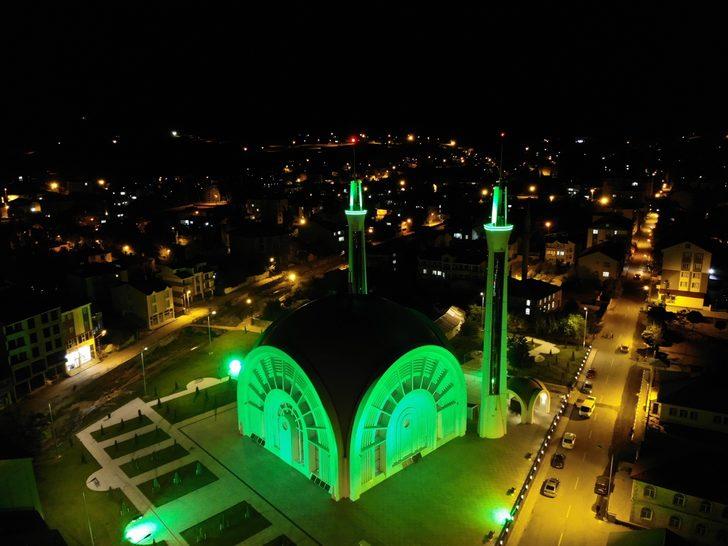 Ağrı'da mimarisiyle ilgi odağı olan cami ibadete açıldı G4