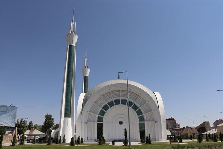 Ağrı'da mimarisiyle ilgi odağı olan cami ibadete açıldı G5