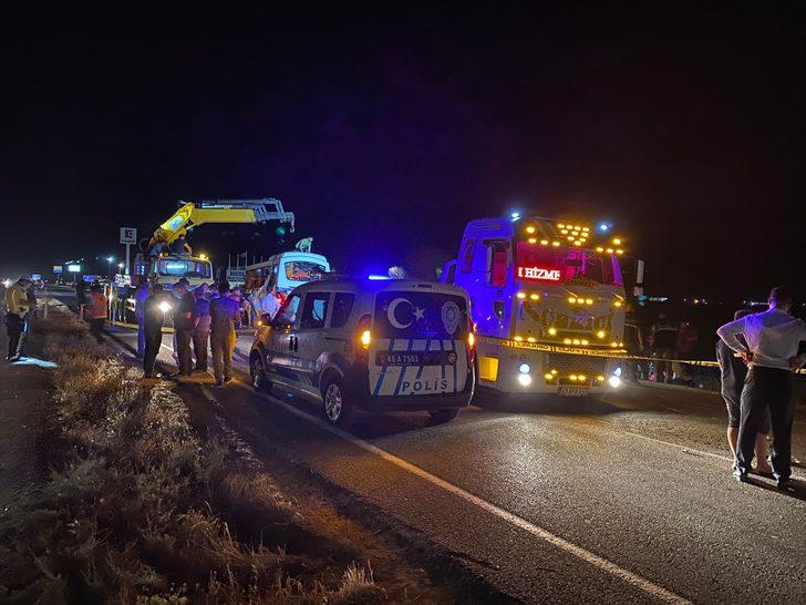 GÜNCELLEME - Manisa'da otomobil ile midibüs çarpıştı: 4 ölü, 6 yaralı G1