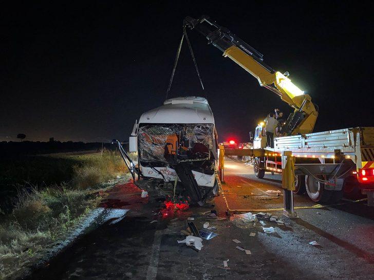 GÜNCELLEME - Manisa'da otomobil ile midibüs çarpıştı: 4 ölü, 6 yaralı G3