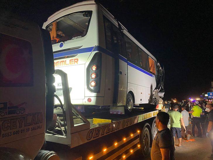 GÜNCELLEME - Manisa'da otomobil ile midibüs çarpıştı: 4 ölü, 6 yaralı G4