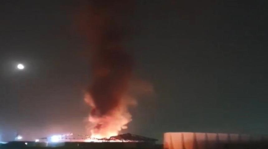 Bursa'da geri dönüşüm tesisi atık toplama alanında yangın