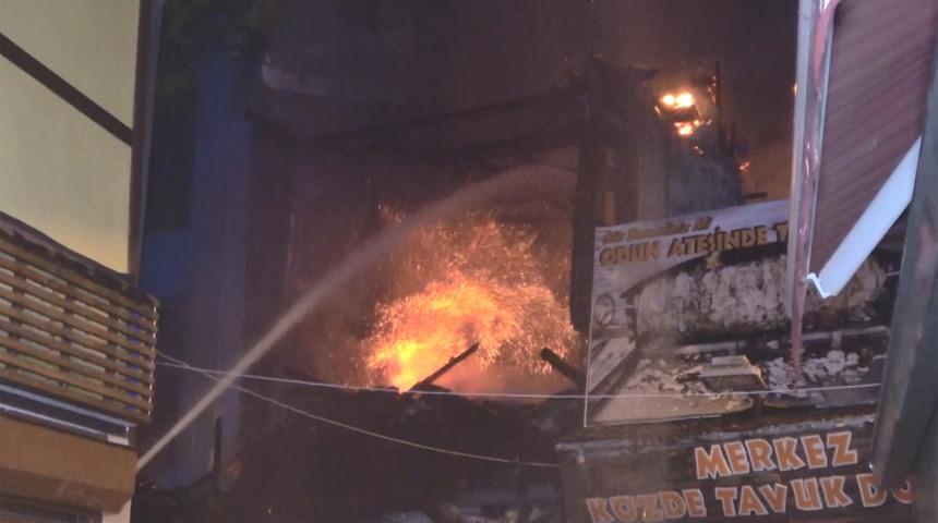 Bursa'da tarihi ahşap bina yangında &ccedil;&ouml;kt&uuml;: 1 itfaiye eri yaralı