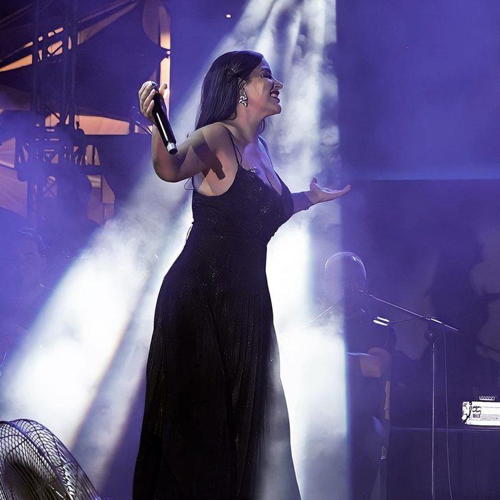 45 yaşındaki Zara derin dekolteli siyah elbisesi ile genç kızlara taş çıkarttı! G3