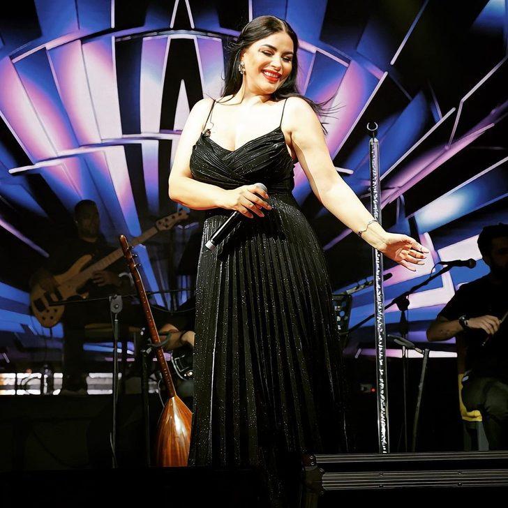 45 yaşındaki Zara derin dekolteli siyah elbisesi ile genç kızlara taş çıkarttı! G4