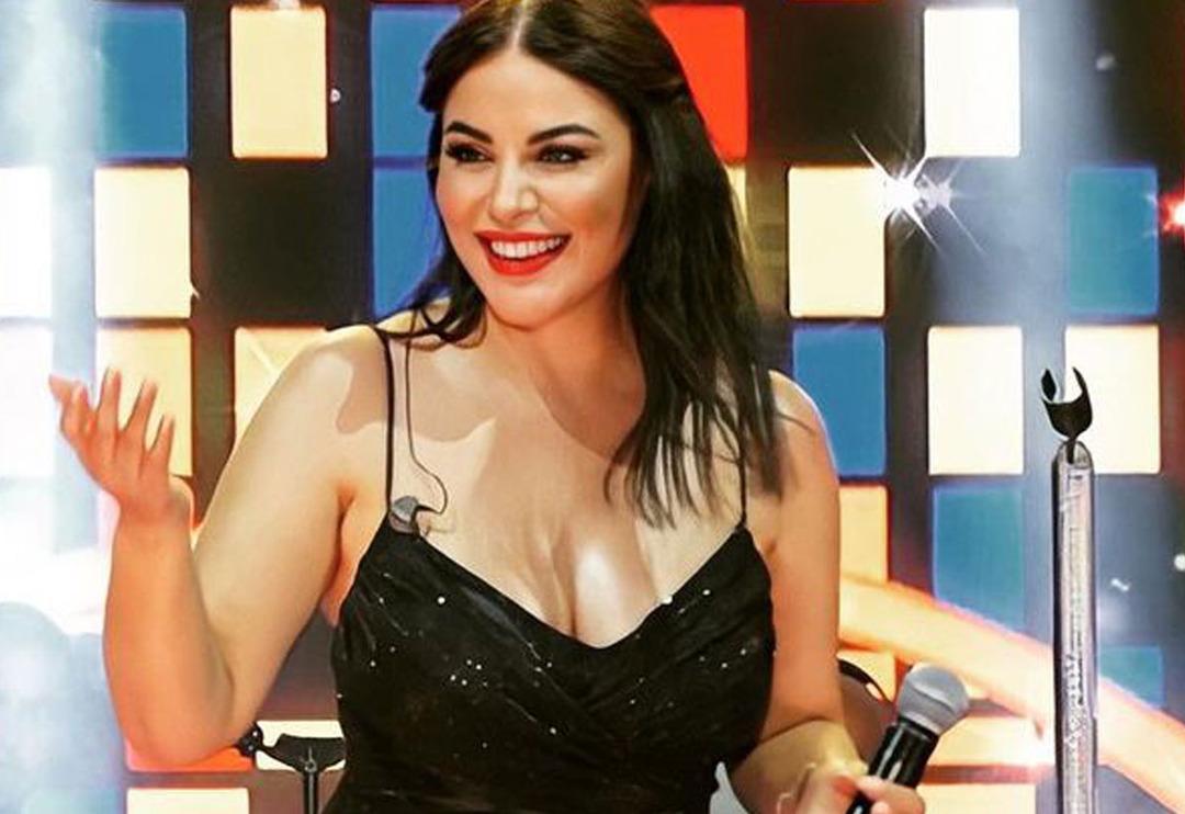 45 yaşındaki Zara derin dekolteli siyah elbisesi ile gen&ccedil; kızlara taş &ccedil;ıkarttı!