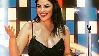 45 yaşındaki Zara derin dekolteli siyah elbisesi ile genç kızlara taş çıkarttı!