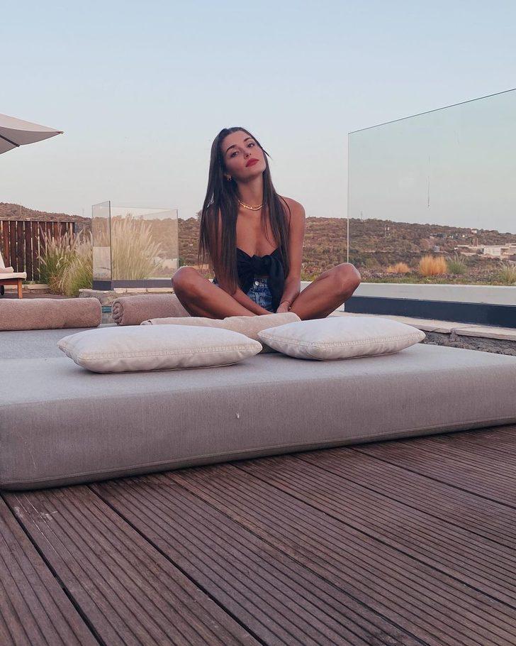 Gözlüğünü taktı bornozuyla sevgilisine poz verdi! Hande Erçel ve Kerem Bürsin peş peşe paylaştı G2