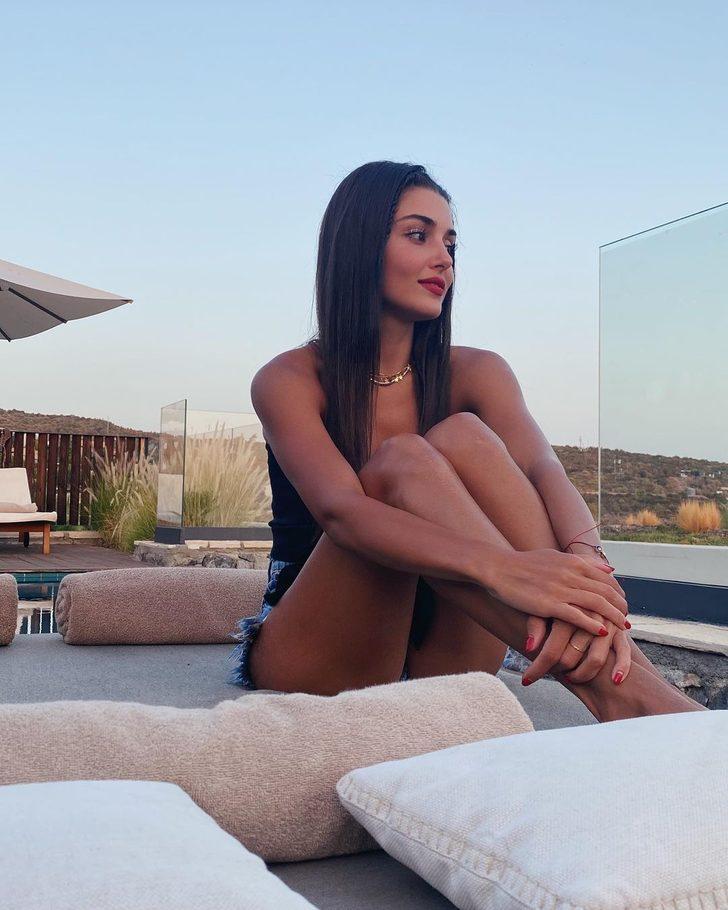 Gözlüğünü taktı bornozuyla sevgilisine poz verdi! Hande Erçel ve Kerem Bürsin peş peşe paylaştı G3