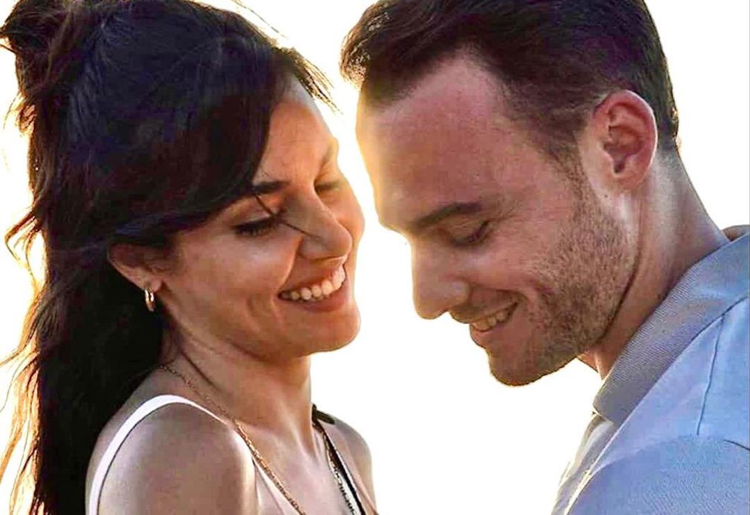 G&ouml;zl&uuml;ğ&uuml;n&uuml; taktı bornozuyla sevgilisine poz verdi! Hande Er&ccedil;el ve Kerem B&uuml;rsin peş peşe paylaştı