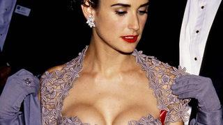 58 yaşındaki Demi Moore kırmızı mayosuyla şov yaptı