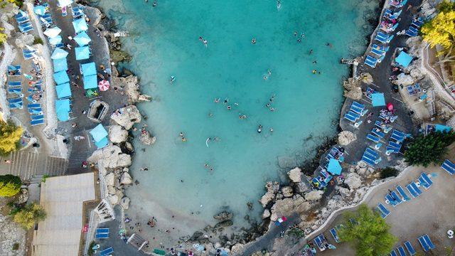 Akdeniz'in doğal havuzu Yapraklı Koy, tatilcilerin gözdesi oldu
