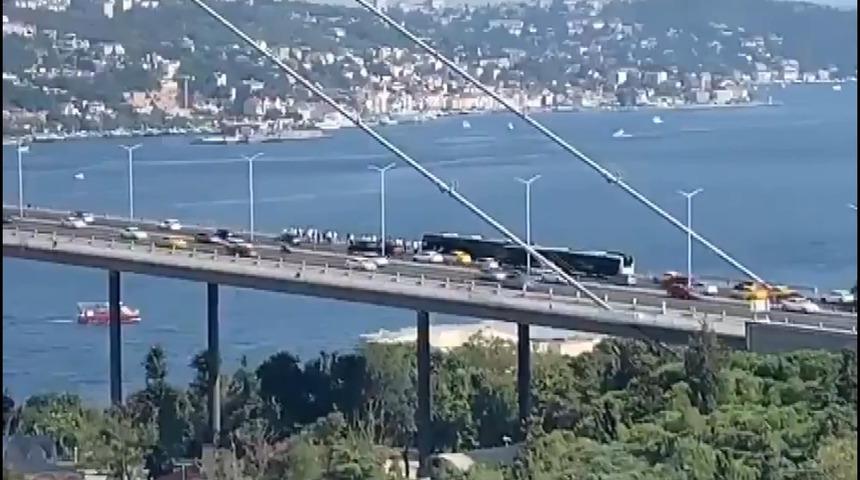 15 Temmuz Şehitler Köprüsü'nde metrobüs arızası! Yolcular köprüde bekledi