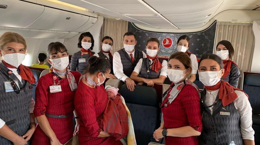 THY'nin tahliye uçuşunda doğum! 10 bin metrede dünyaya geldi