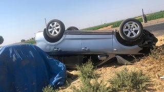 Sıfır araçları taşıyan tır kaza yaptı! Lüks araçlar trafiğe çıkmadan hurda oldu