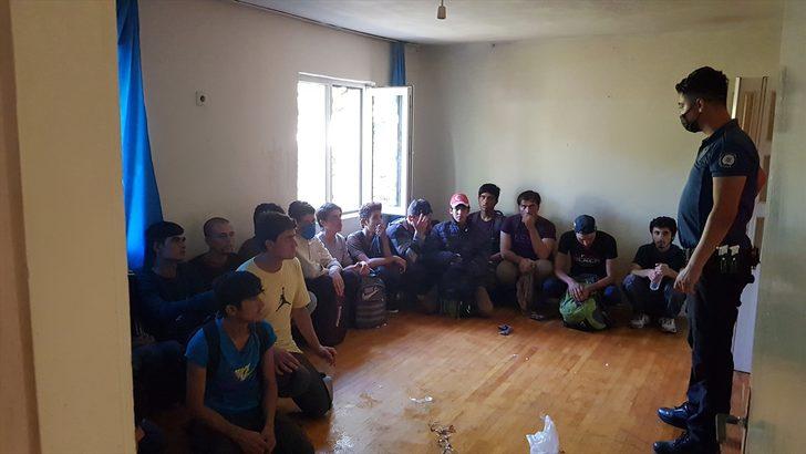 Erzincan'da metruk evde 52 düzensiz göçmen yakalandı G1