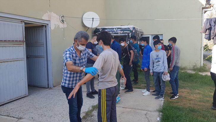 Erzincan'da metruk evde 52 düzensiz göçmen yakalandı G5