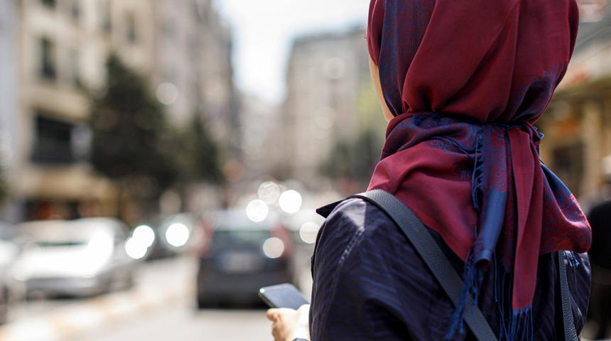 Başörtülü kadını "yarasaya" benzeten müdür görevden alınacak