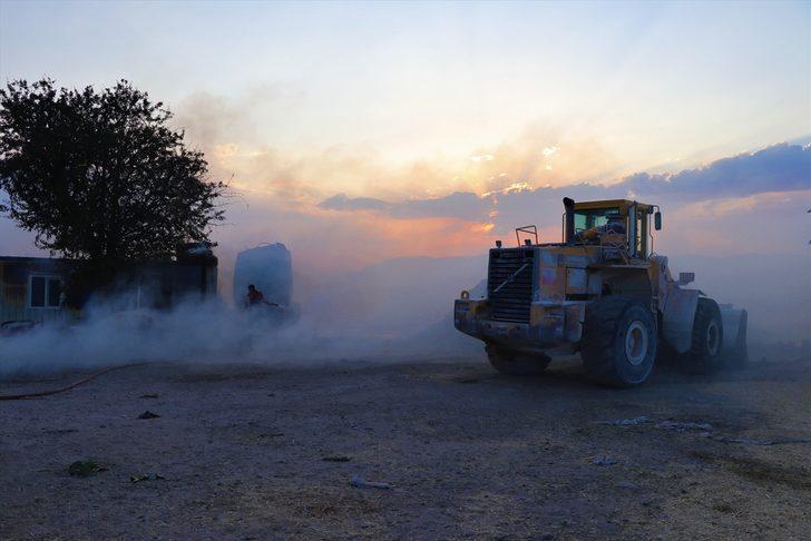 Burdur'da saman pazarında çıkan yangında 150 ton saman ve bir tır yandı G2