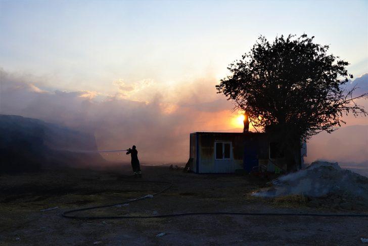 Burdur'da saman pazarında çıkan yangında 150 ton saman ve bir tır yandı G3