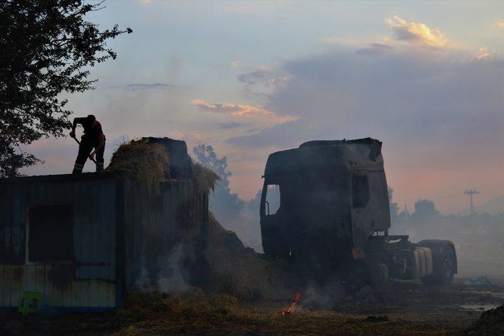 Burdur'da saman pazarında çıkan yangında 150 ton saman ve bir tır yandı G5