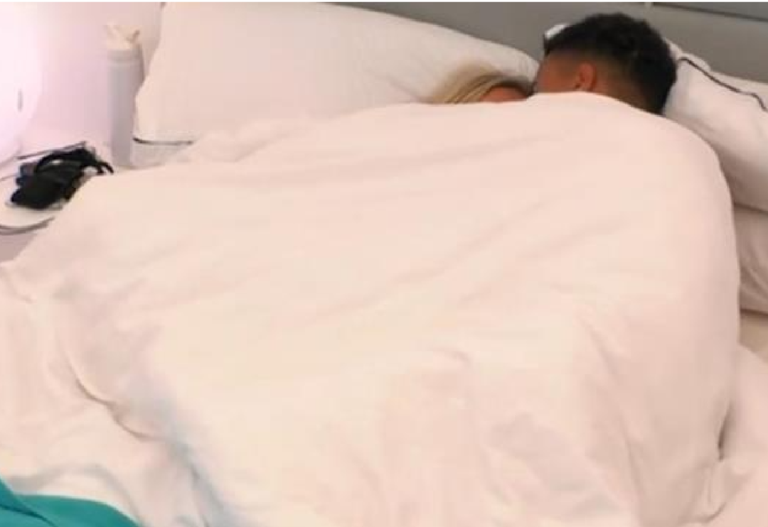 Love Island&rsquo;da ipin ucu ka&ccedil;tı! Yarışmacıların hepsinin aynı anda cinsel ilişkiye girdiği anlar yayınlandı