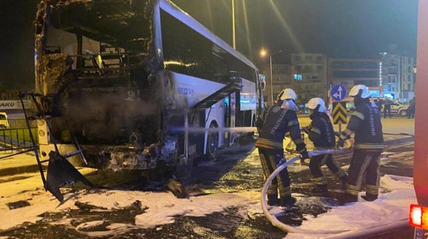 Yolcu otobüsünde seyir halinde yangın çıktı facianın eşiğinden dönüldü