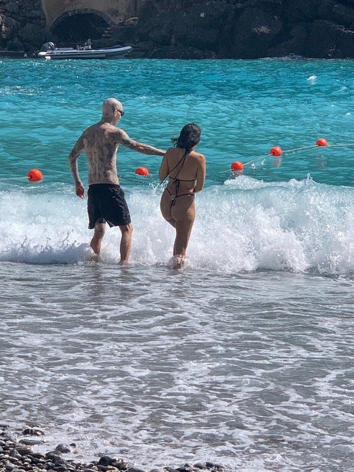 Kourtney Kardashian sınırları zorladı! Plajda sevgilisinin üstüne yattı G2