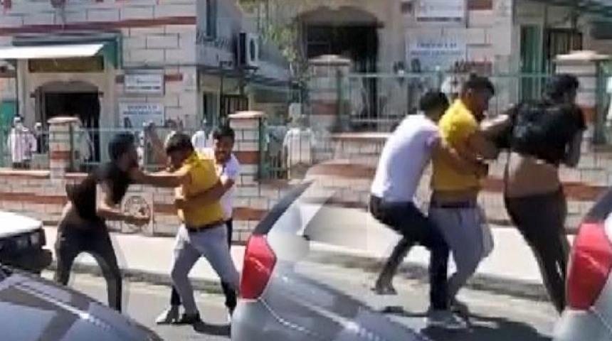 &Uuml;mraniye'de kan donduran kavga! Kafasına taşla vurdu