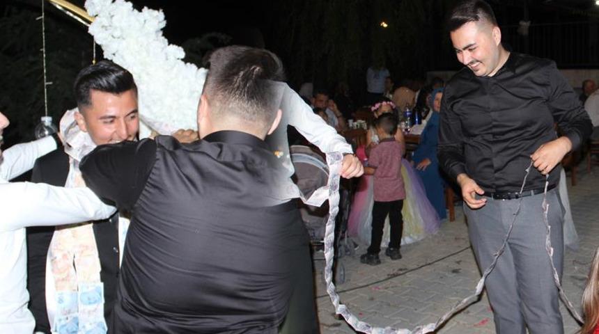 Afyonkarahisar'da şaşkına çeviren takı töreni