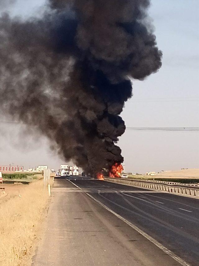 Mardin'de refüje çarparak alev alan tır yandı