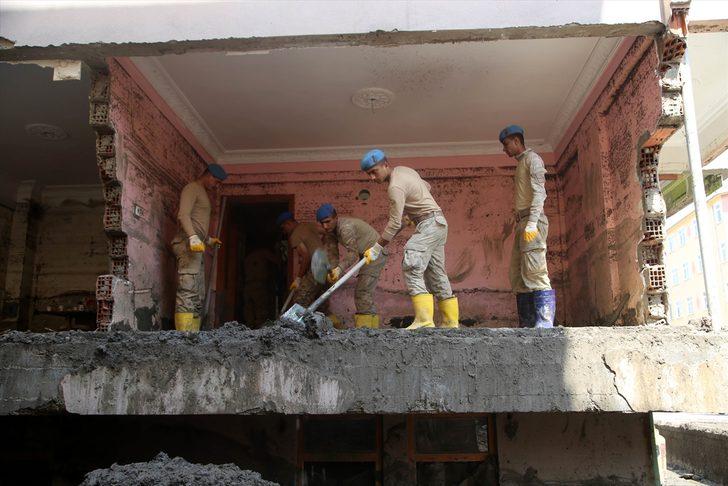 Jandarma sel felaketinden etkilenen Bozkurt'un yaralarını sarmak için canla başla çalışıyor G3