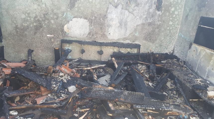 İzmir'de çıkan yangında 2 tarihi ev kullanılamaz hale geldi