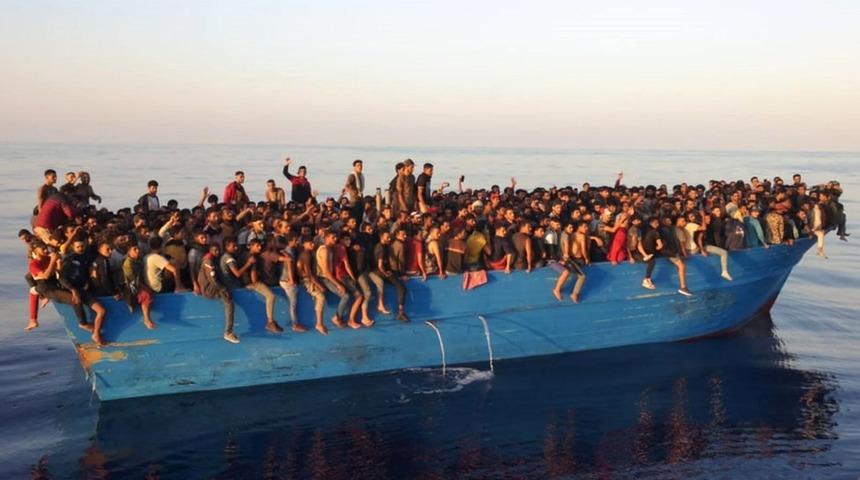 Libya&rsquo;dan denize a&ccedil;ılan teknedeki 539 g&ouml;&ccedil;men kurtarılarak İtalya&rsquo;ya getirildi