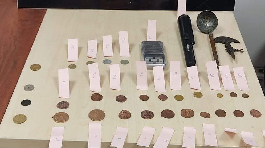 Gemlik'te Roma dönemine ait 25 adet sikke ele geçirildi