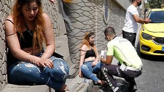 Taksim'de sinir krizi geçiren turist taksiyi yumrukladı