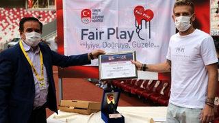 Anne ve çocuğuna yiyecek alan Henrique'ye fair play ödülü