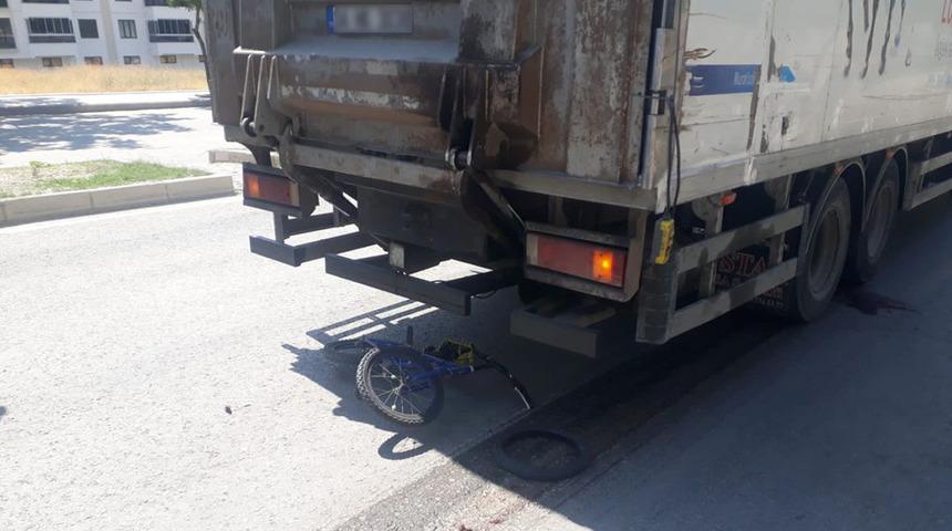 Kahreden kaza! 13 yaşındaki çocuk bisikletiyle kamyonun altında kaldı