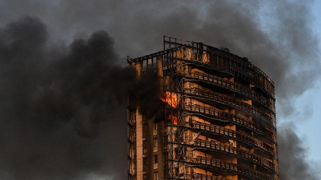 İtalya'da 15 katlı binada yangın