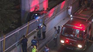 İzmir'de otomobil viyadükten demir yoluna düştü! 1 ölü, 5 yaralı