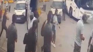 Saniye saniye görüntülendi! Polis memuru otobüs ile araç arasına sıkıştı