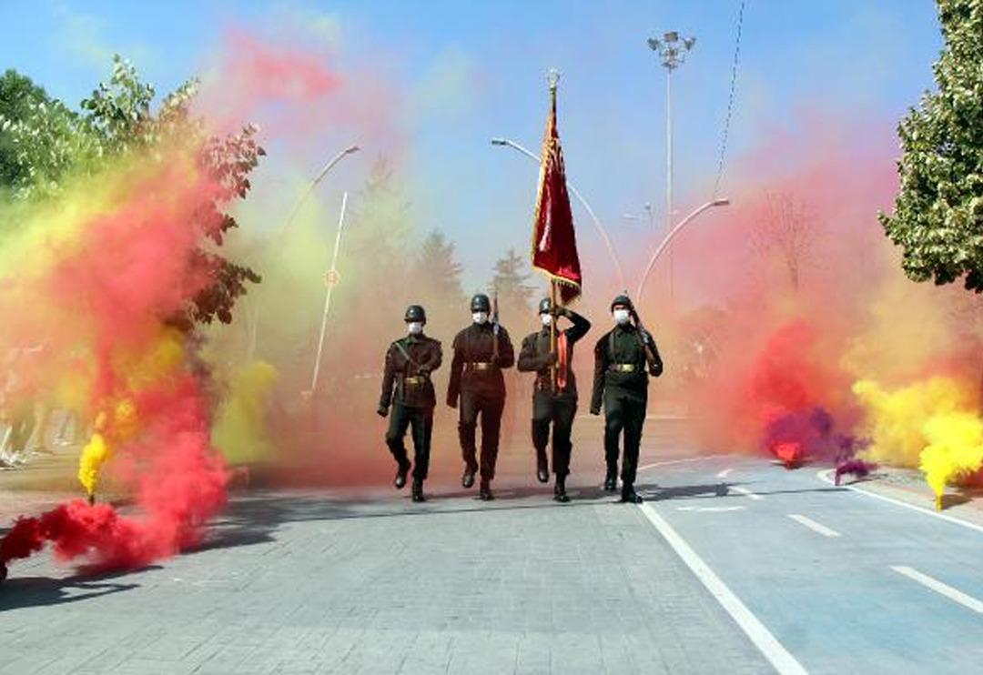 Bolu'daki 30 Ağustos kutlamalarında komandolar marşlarla y&uuml;r&uuml;d&uuml;