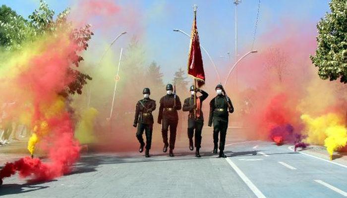 Bolu'daki 30 Ağustos kutlamalarında komandolar marşlarla yürüdü