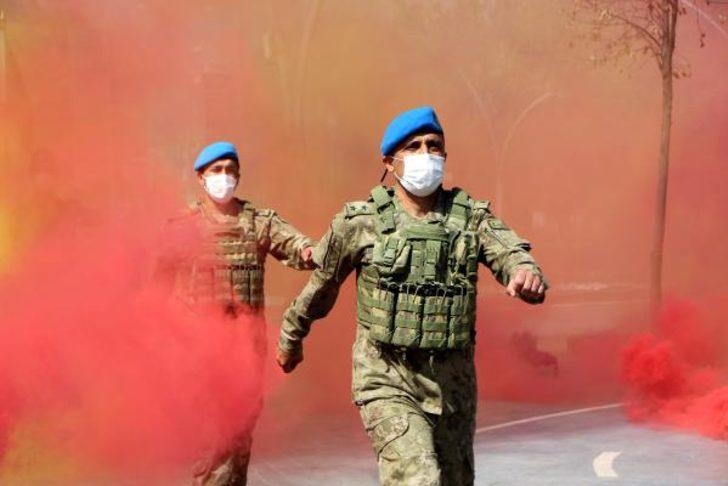 Bolu'daki 30 Ağustos kutlamalarında komandolar marşlarla yürüdü G4