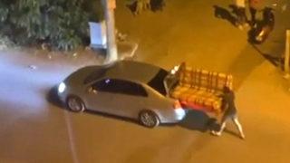 Antalya'da ilginç anlar! Bagajda taşınan koltuk izleyenleri güldürdü